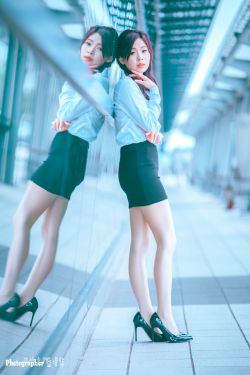 爆乳美女在浴室里自舔自摸